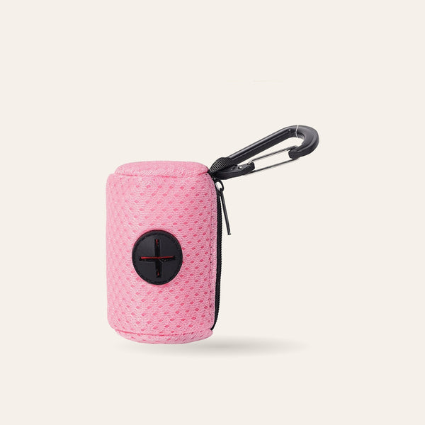 Distributeur de sacs à déjections rose avec mousqueton, sur fond ivoire