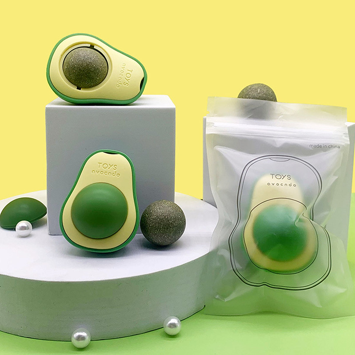 Plusieurs supports en forme d'avocat présentés sur des socles