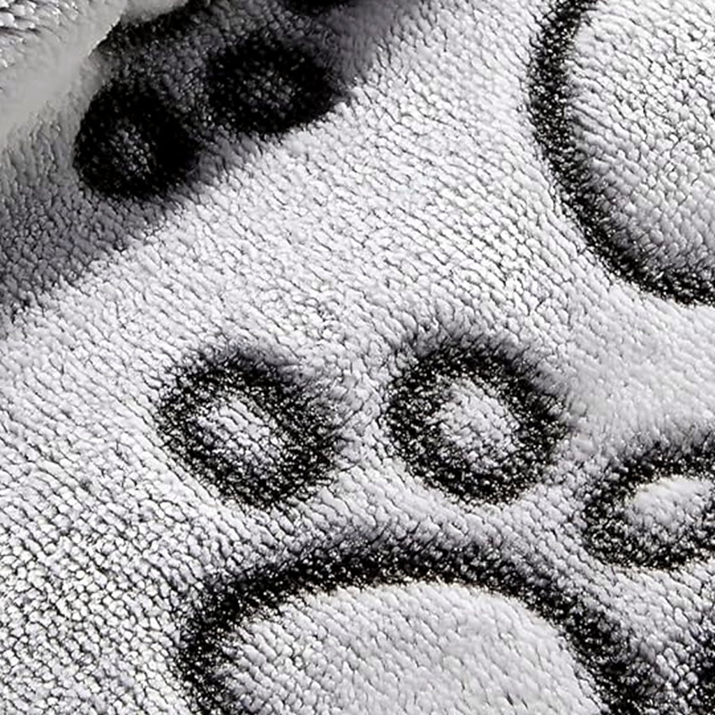 Gros plan sur la polaire à motif de pattes