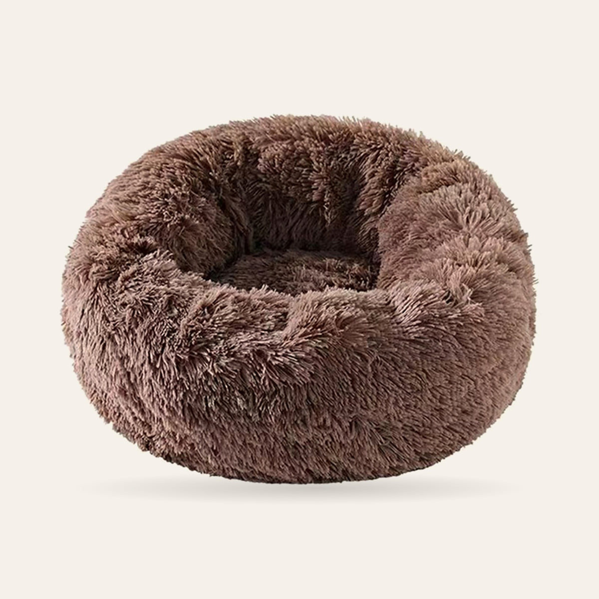 Lit rond en peluche marron, sur fond ivoire