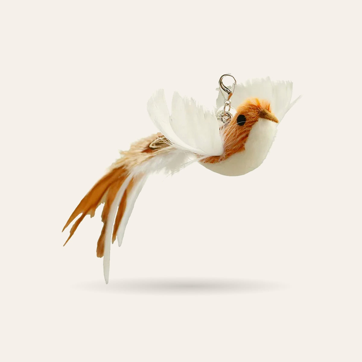Jouet à plumes pour chat avec clochette : oiseau aux plumes blanches et brunes sur fond ivoire