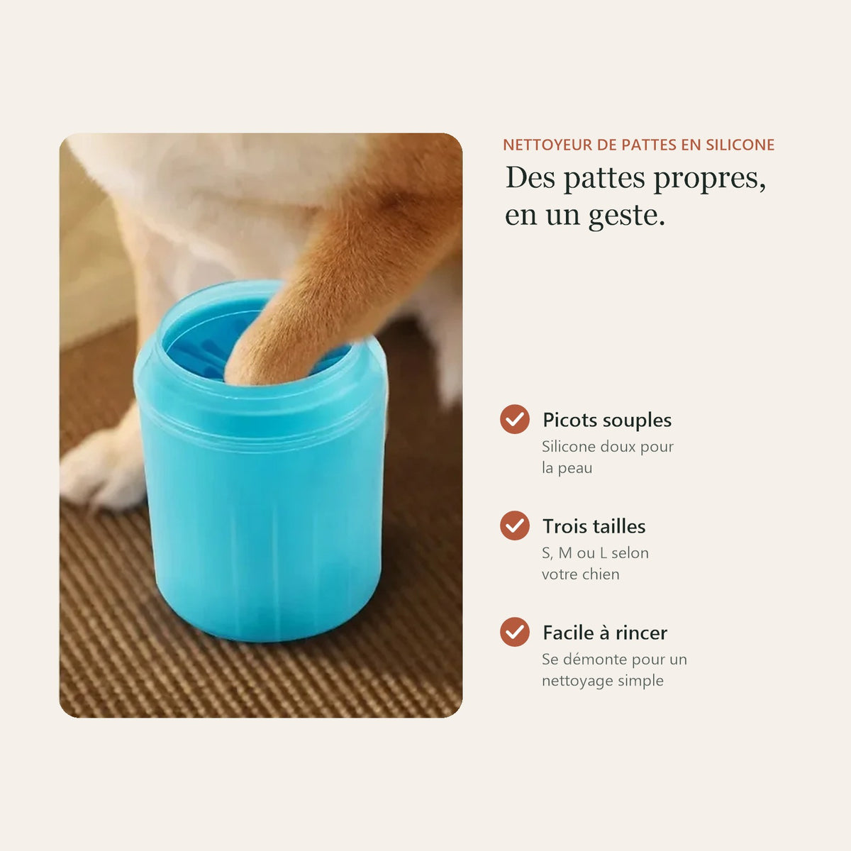 Chien posant la patte dans le nettoyeur de pattes en silicone