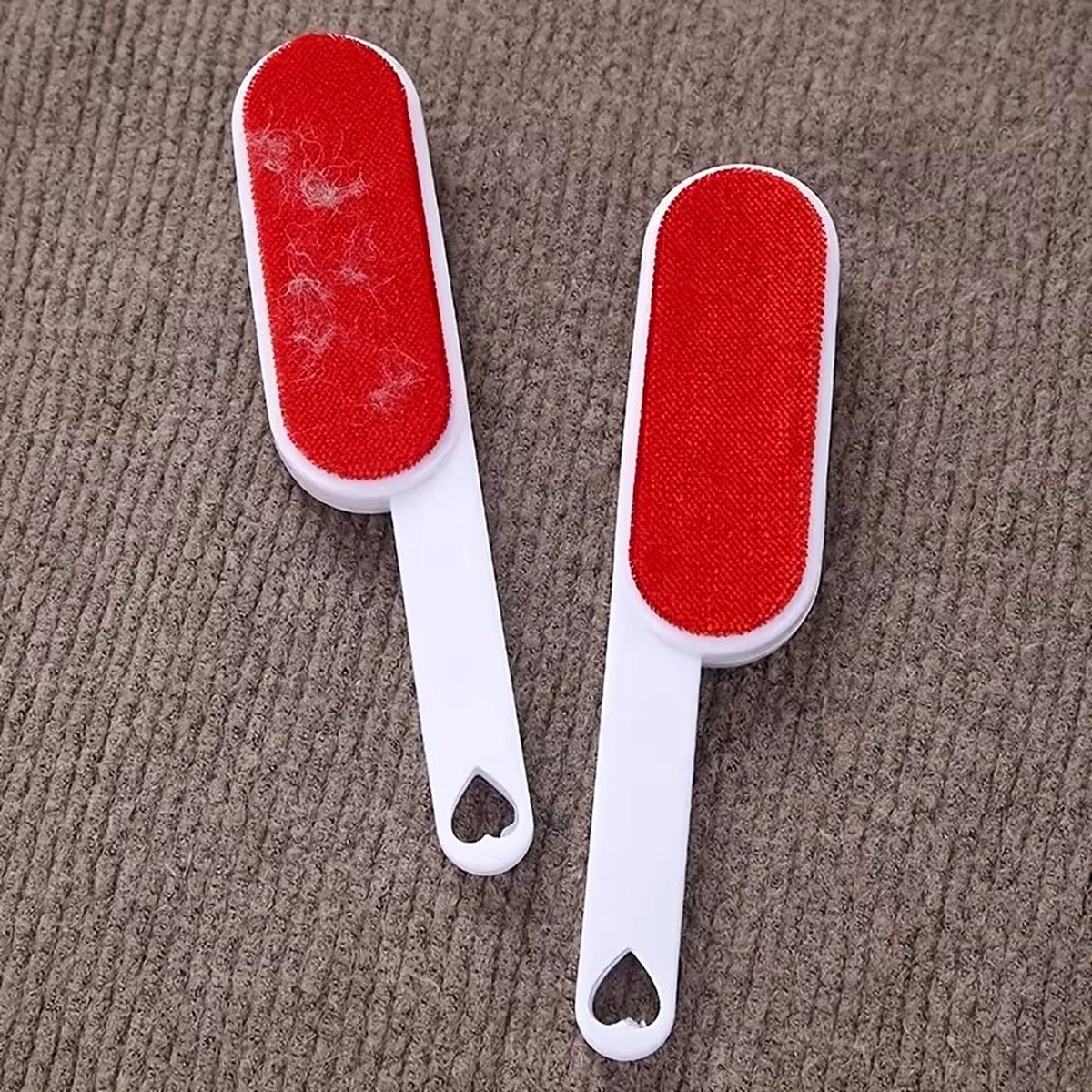 Deux rouleaux anti-poils posés sur un tapis